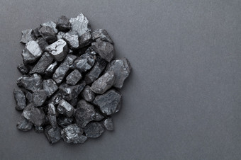 黑色的煤炭桩在石墨背景复制空间前视图