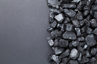 自然煤炭堆黑色的背景复制空间前视图自然煤炭堆黑色的背景