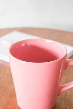 美丽的粉红色的陶瓷杯子热喝股票照片