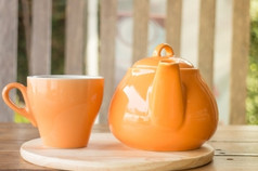 陶瓷杯茶和茶壶股票照片