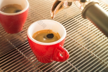 新鲜的酿造热咖啡从表示机与古董过滤器效果股票照片