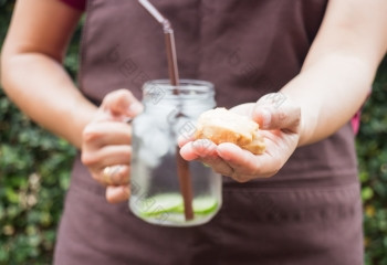 腰果螺母饼干和石灰注入排毒水股票照片