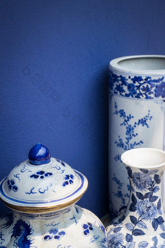 蓝色的和白色古董风格<strong>陶瓷花瓶</strong>股票照片