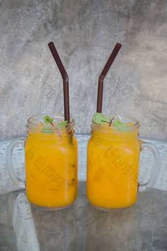 橙色汁与冰多维数据集玻璃表格股票照片