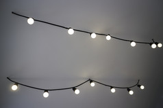 简单的天花板温暖的白色光灯泡股票照片