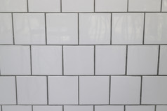 白色瓷砖墙现代厨房股票照片