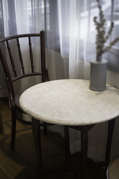 温暖的舒适的餐厅房间与白色窗帘股票照片