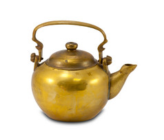 老黄金茶壶孤立的的白色背景