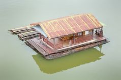 建筑游艇的湖泰国