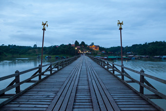 木桥晚上与河和山北泰国