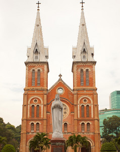 西贡我们的爵士大教堂红色的砖越南