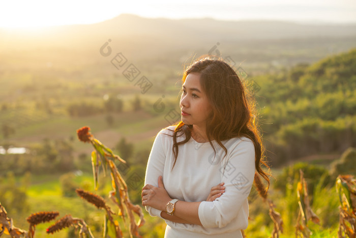 亚洲美丽的女孩微笑快乐温暖的阳光