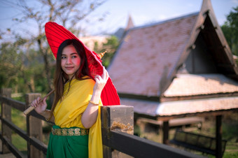 <strong>泰国女人</strong>沙拉酱与伞传统的风格
