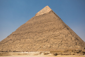 的伟大的金字塔与蓝色的天空吉萨埃及