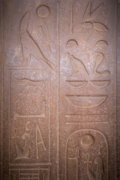 象形文字图纸和绘画的墙的古老的埃及寺庙
