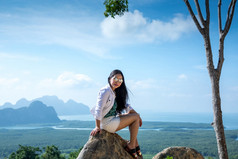 年轻的女人坐着山前喘气俄罗斯湾从沙美岛什么时候切泰国