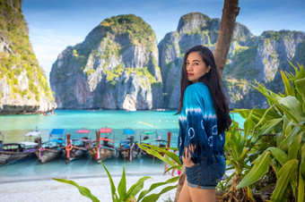 年轻的亚洲女人发布的玛雅湾Phi-Phi岛甲米泰国