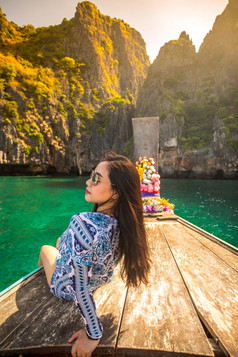 年轻的亚洲女人放松长尾巴船玛雅湾斐斐岛普吉岛泰国
