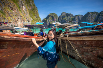 年轻的亚洲女人发布的玛雅湾Phi-Phi岛甲米泰国