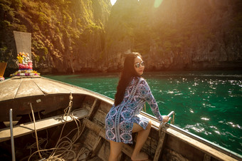 年轻的亚洲女人发布的玛雅湾Phi-Phi岛甲米泰国