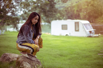 美丽的年轻的亚洲女人露营者的夏天一天