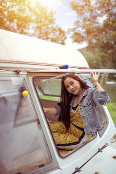 美丽的年轻的亚洲女人露营者的夏天一天