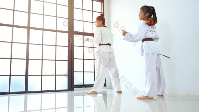 老师教学跆拳道女孩朝鲜文武术艺术