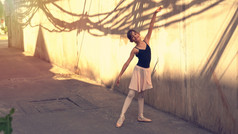 小芭蕾舞女演员女孩跳舞沿着的街曼谷泰国