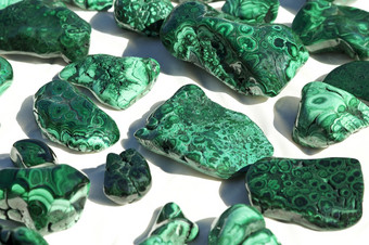 美丽的色调孔雀石<strong>矿物</strong>标本出售图森宝石<strong>矿物</strong>而且化石显示国际事件<strong>岩石</strong>是表现出户外显示表格强烈的绿色颜色而且带状区域可见