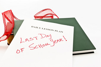 老师rsquo每天教训计划表标志着与最后的一天学校放置与书而且节日红色的丝带