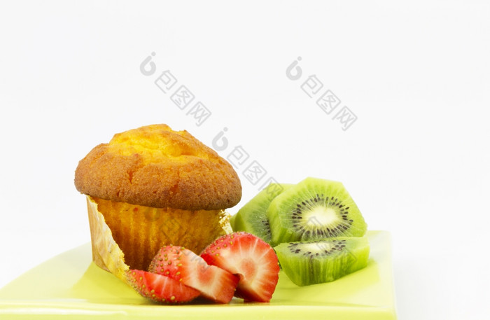 美味的玉米松饼与片猕猴桃和草莓健康的美味的水果和烤食物绿色板