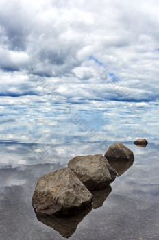 宁静平衡岩石领导加沙的天空和云位置刘易斯湖黄石公园国家公园怀俄明