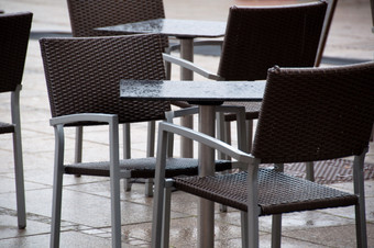 椅子而且表的户外部分咖啡馆废弃的客户无趣的多雨的一天斯图加特德国