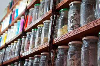 罐子草本植物而且粉末摩洛哥香料商店的马拉喀什麦地那摩洛哥