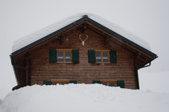 木滑雪小屋覆盖与很多新鲜的雪蒙塔丰奥地利
