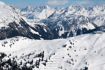 美丽的冬天山全景与滑雪山坡上蒙塔丰奥地利