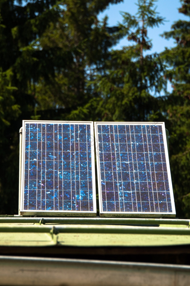 农村山小屋与太阳能面板确保基本电非现场的巴伐利亚阿尔卑斯山脉