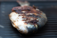乌颊鱼鲷鱼很好地腌制而且准备好了为烧烤