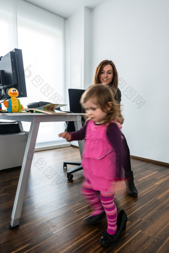 和解家庭而且工作生活和解家庭而且工作生活有吸引力的女人业务服装被心烦意乱她的小女儿使有趣的办公室环境