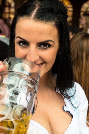 女孩传统的迪恩德尔衣服俄罗斯触摸但可以也希腊喝啤酒而且有有趣的的啤酒节