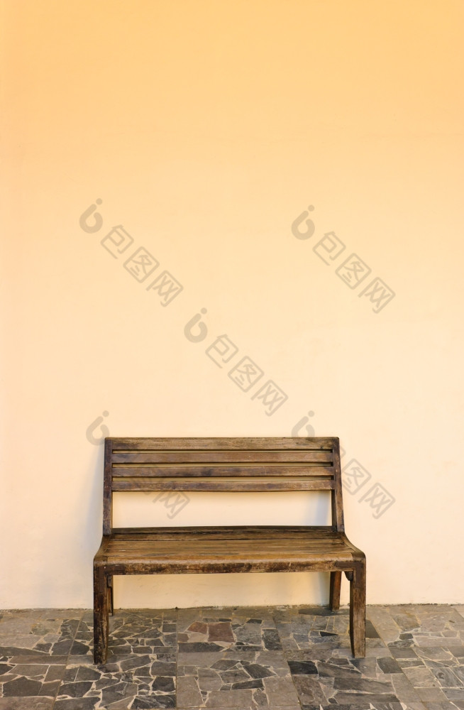 木板凳上空白墙