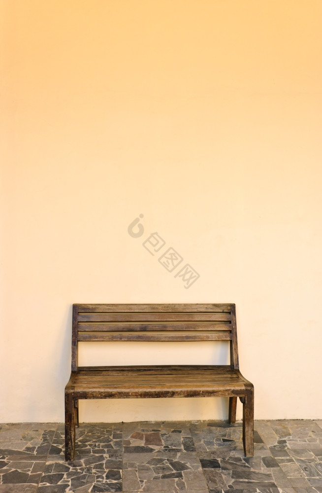 木板凳上空白墙图片