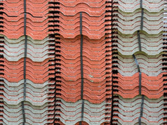 Terracotta屋顶瓷砖堆栈为泰国寺庙