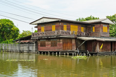 老泰国木房子沿着运河