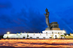 蜡烛光小道佛教仪式走与点燃蜡烛周围佛雕像泰国
