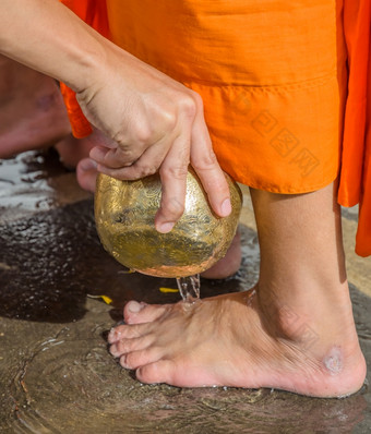 倒水到的脚的和尚泰国佛教花产<strong>品节</strong>日这实践相信洗走了的罪信徒