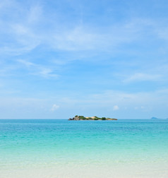 热带海滩与水晶清晰的水泰国