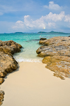 岩石海岸而且热带岛泰国