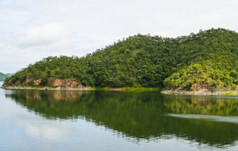 风景优美的绿色山诗娜卡琳大坝泰国