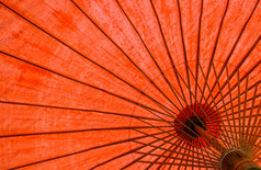 下面红色的织物伞与竹子框架